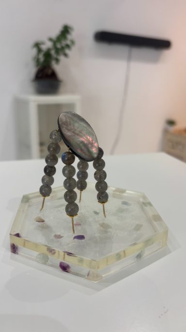 Le Gardien – sculpture minérale Le Gardien, sculpture minérale artisanale en labradorite et nacre